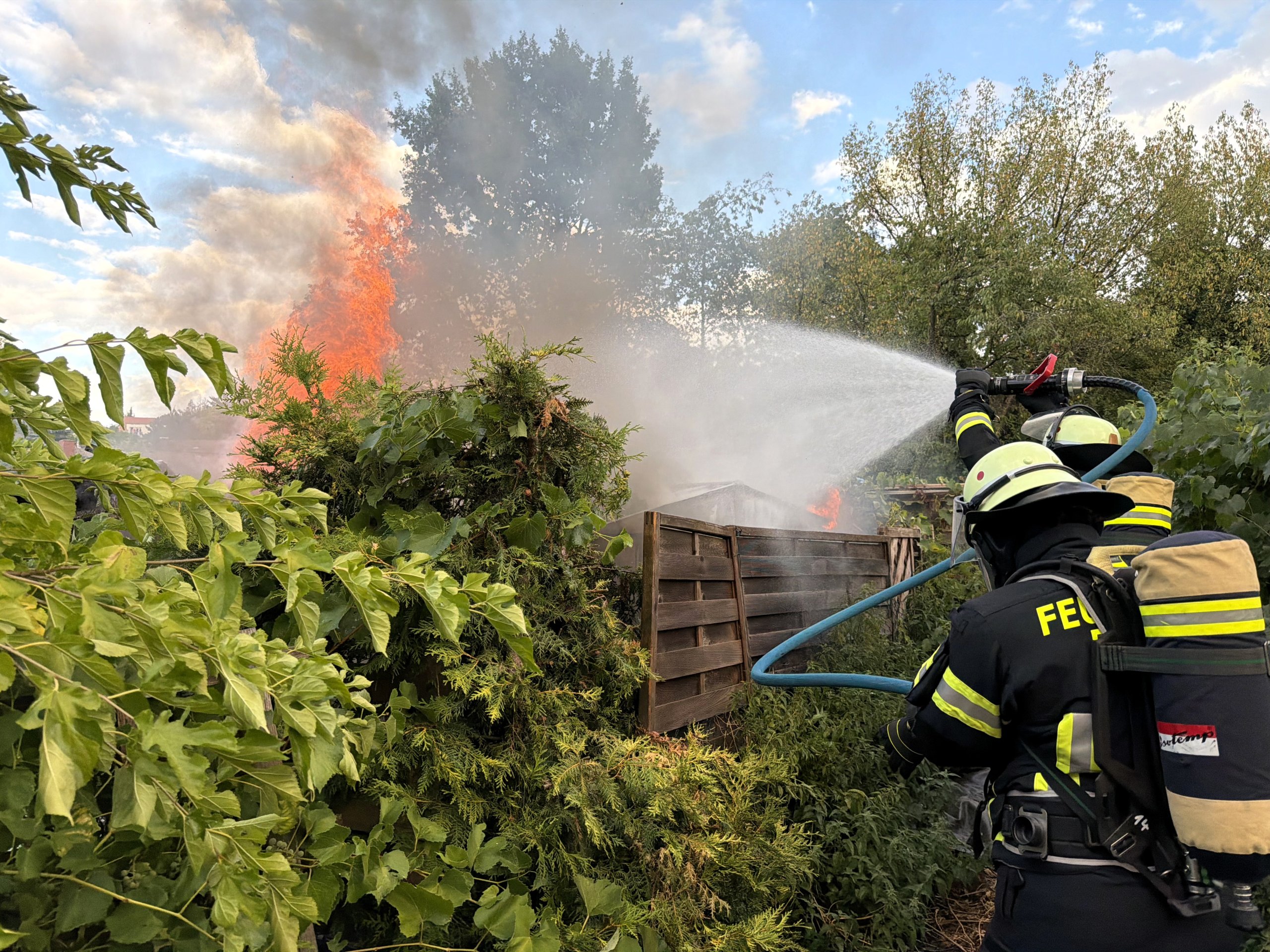 Gartenhütte in Vollbrand – Sechs Hühner gerettet