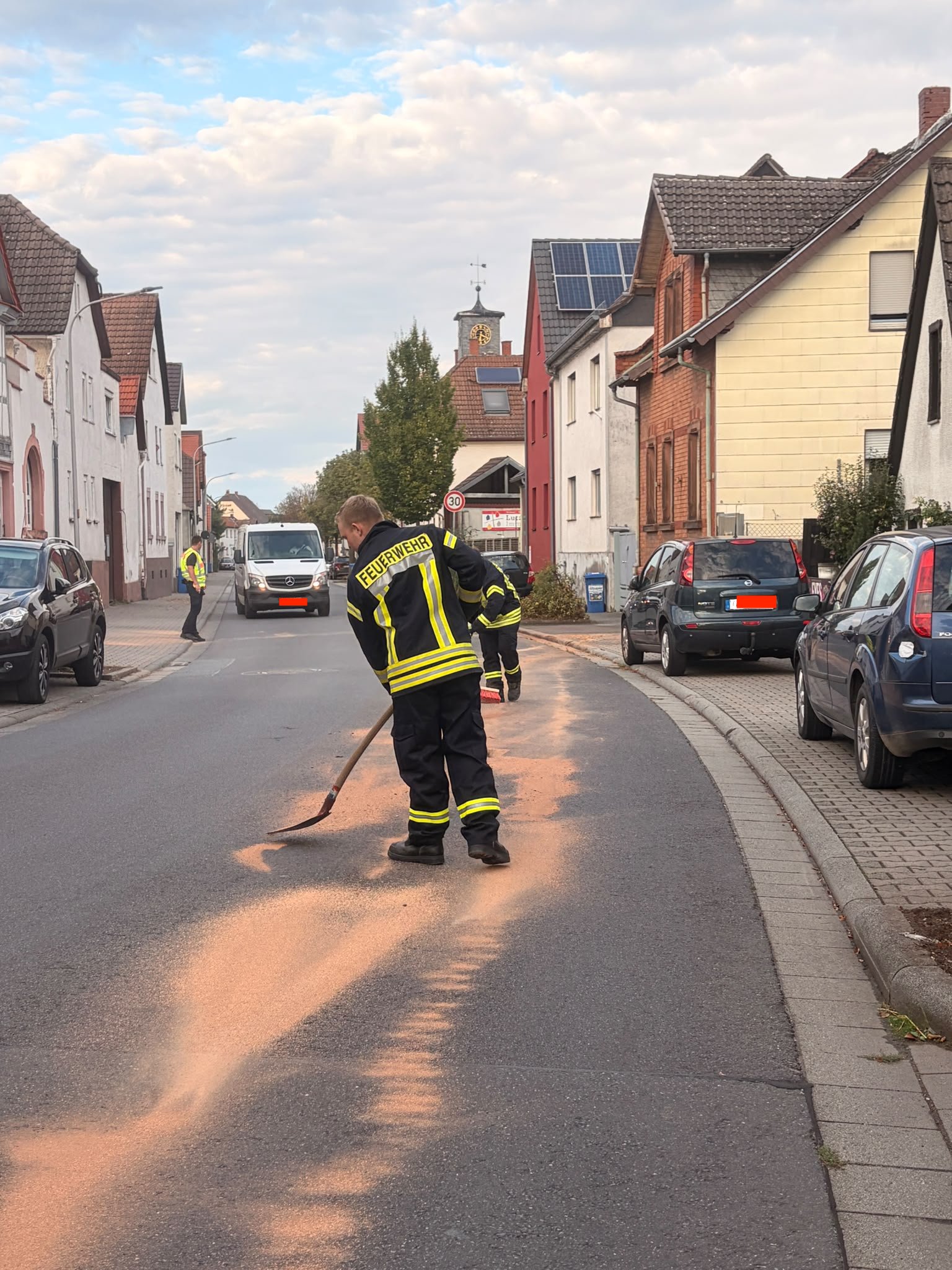 Dieselspur auf der Hauptstraße