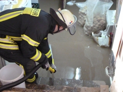 Rohrbruch und Wasser im Keller