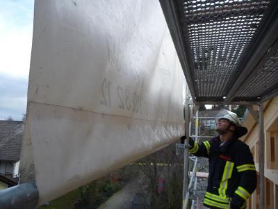 Werbebanner droht von Gerüst zu stürzen
