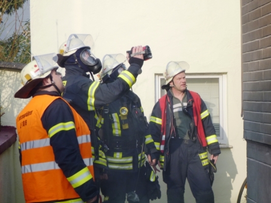 Feuer droht auf Wohnhaus überzugreifen