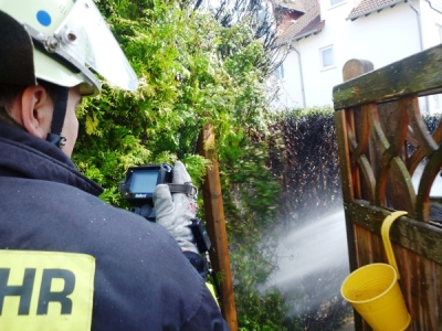 Brennt Hecke - Gebäude in Gefahr