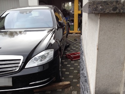 Person unter PKW eingeklemmt