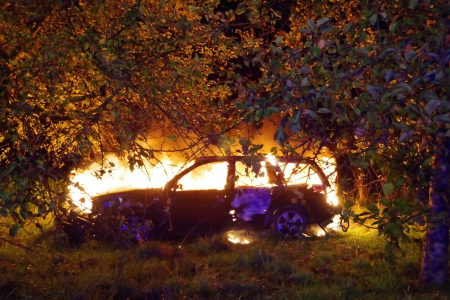 PKW Brand und Fahndungsaufruf