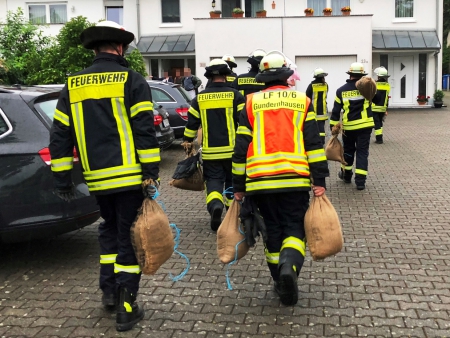 Bach tritt über die Ufer