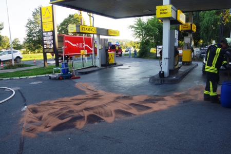Kraftstoff läuft während Tankvorgang aus