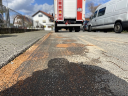 Ölspur durch das Ortsgebiet