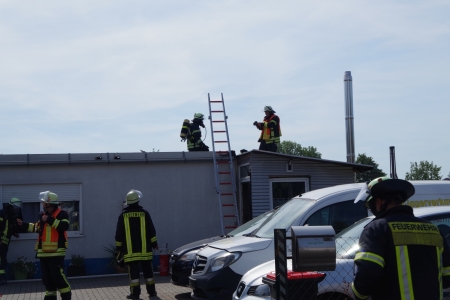 Feuer in einem Anbau bei einem Gewerbebetrieb