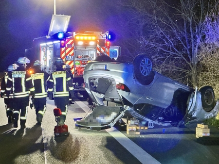 PKW überschlägt sich auf B26