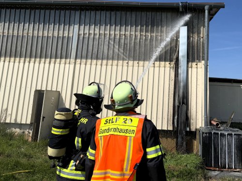 Kabelbrand an einer Photovoltaikanlage droht überzugreifen