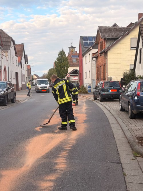 Dieselspur auf der Hauptstraße