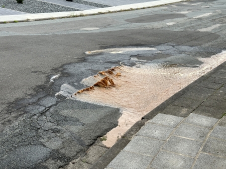 Wasser droht in Wohnung zu laufen