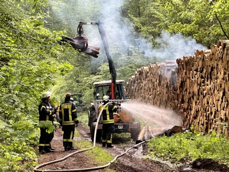 Brennt Holzstapel